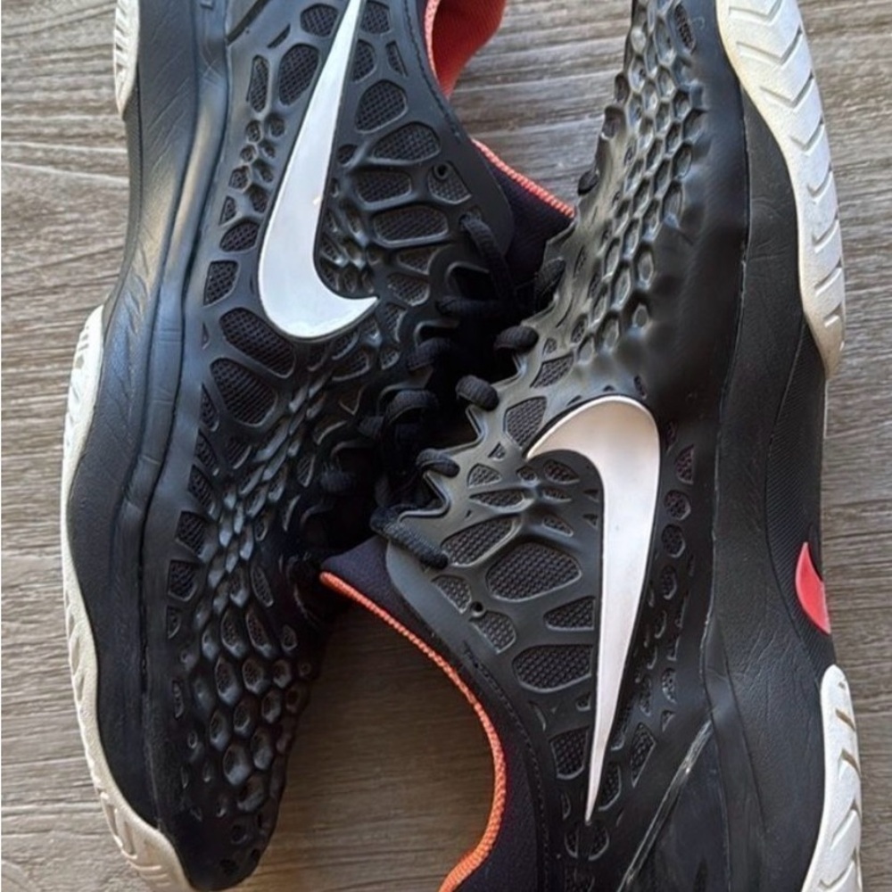 Nike Men’s Black Running Shoes with Coral Lining - Picture 2 of 6